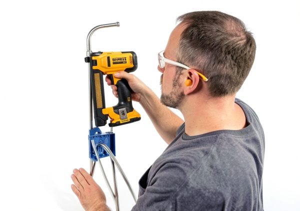 DEWALT 20V MAX* Stapler Kit for Cables (DCN701D1)-5